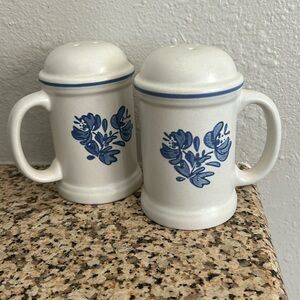 PFALTZGRAFF YORKTOWNE 
Stovetop Pair of Salt -Pepper Shakers